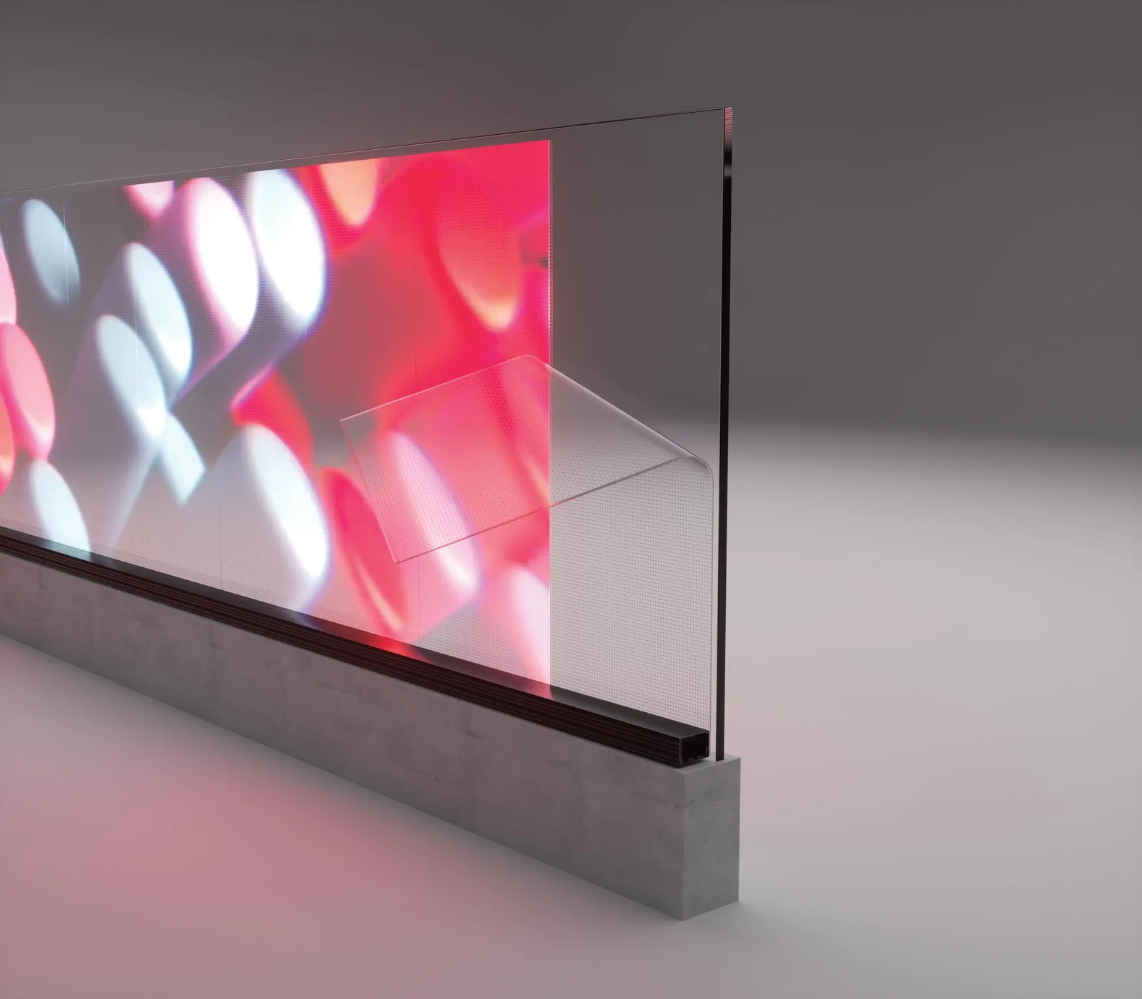 Transparente LED-Folie wird von einer Glasscheibe abgezogen, während auf der Scheibe ein farbiges Motiv leuchtet